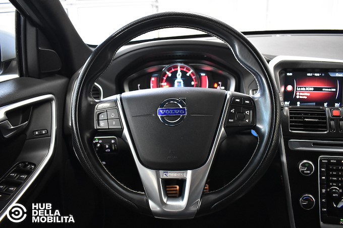 VOLVO XC60 D3 R-design Momentum